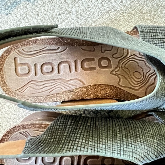 Bionica Gray and Tan Sandals - Picture 3 of 10
